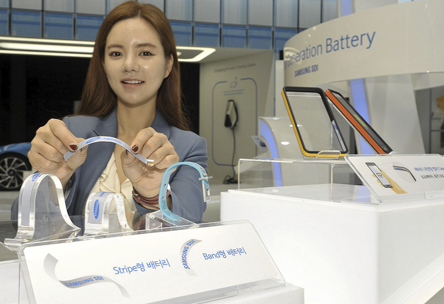 Samsung показа прототипи на екстремно тънки гъвкави батерии