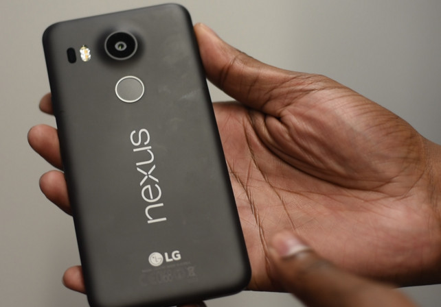 Google ще смени проблемните Nexus 5X с жълти петна по дисплея