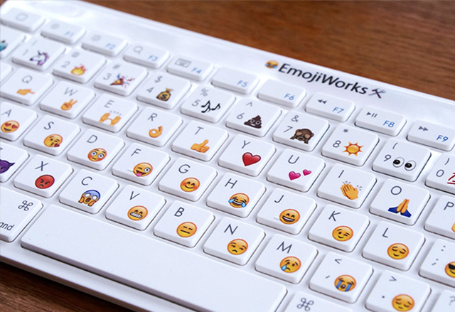 Emoji Keyboard е физическа клавиатура с отпечатани емотикони върху бутоните