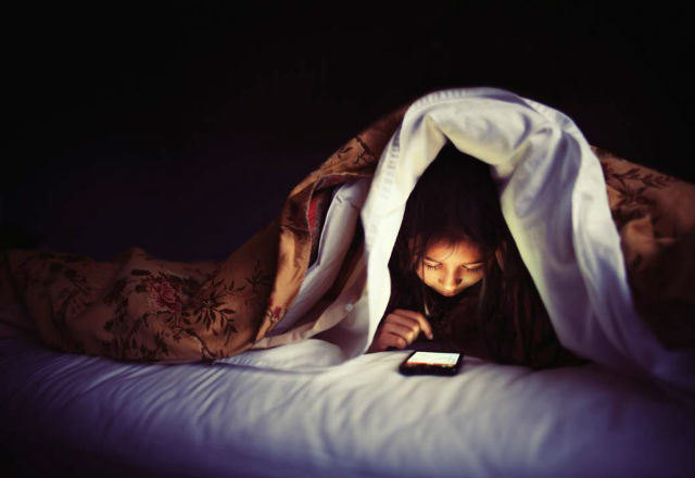 Почти една трета от живота ни, докато сме будни, преминава в гледане екрана на смартфона