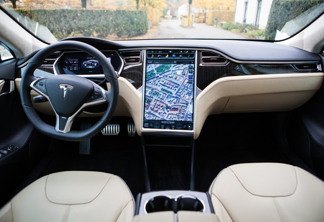 Tesla ограничава възможностите на автопилота 