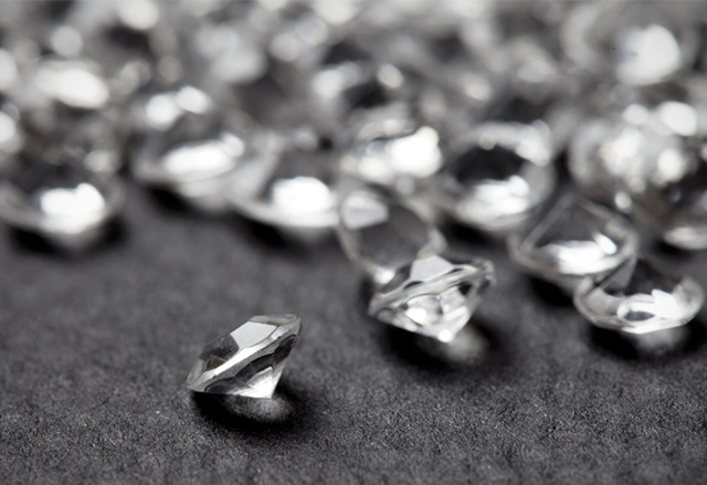 Учени създадоха диамантени нанонишки с изключителна здравина и гъвкавост