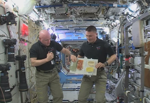 Вижте как астронавтите приготвят празничните си вечери