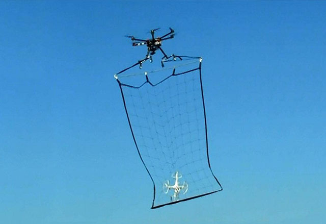 В Япония се тества охрана на сгради чрез дронове, екипирани с мрежи за улов на дронове