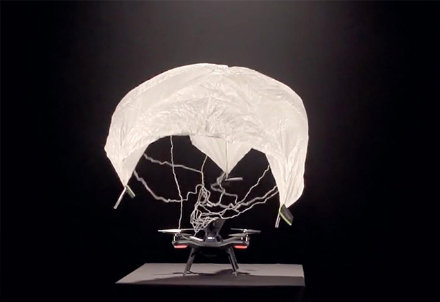 Solo, дронът на 3D Robotics, се сдоби с парашут и 360-градусова камера