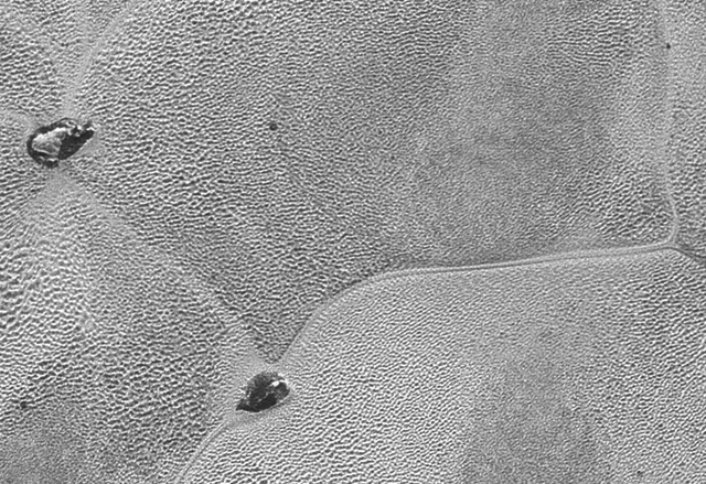 Нови детайлни снимки на Плутон показват интересна повърхност