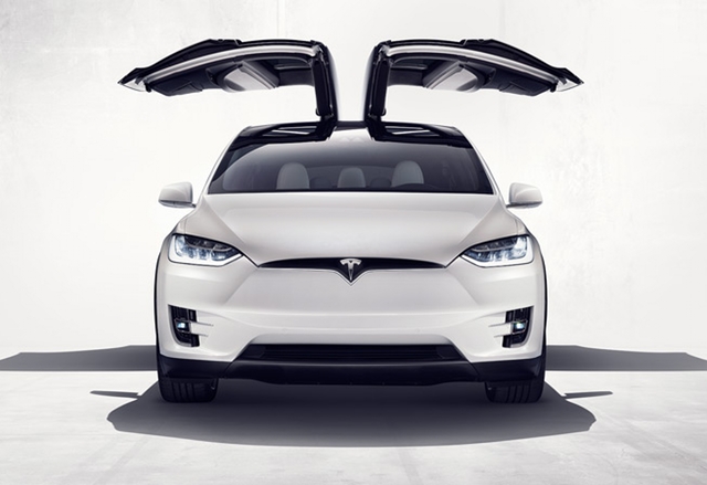 Tesla съди производителя на Falcon Wing вратите за незадоволителни резултати
