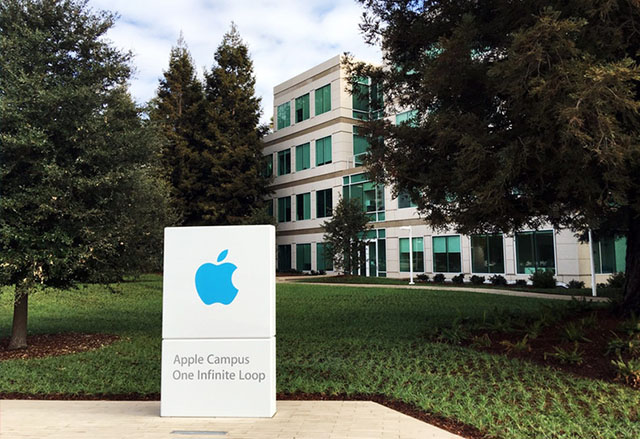 Apple нае Дъг Бауман - водещ специалист във виртуалната и разширената реалност