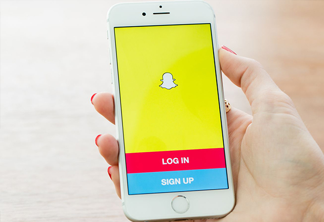 Snapchat работи върху изцяло нов интерфейс, който добавя гласови повиквания и стикери