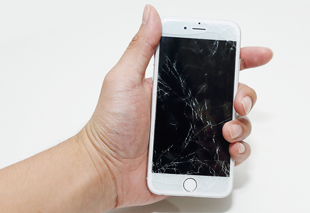 Apple ще приема iPhone модели със счупени дисплей, камери или бутони при покупка на нов
