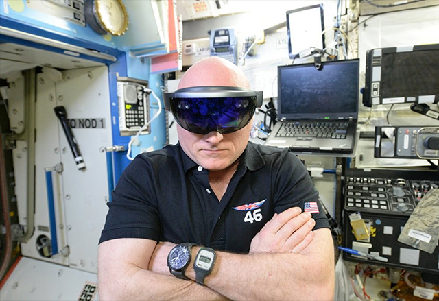 Астронавтите ще тестват работа с Microsoft HoloLens в Космоса