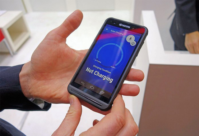 Kyocera представи нов прототип на смартфон със слънчев панел, вграден в екрана