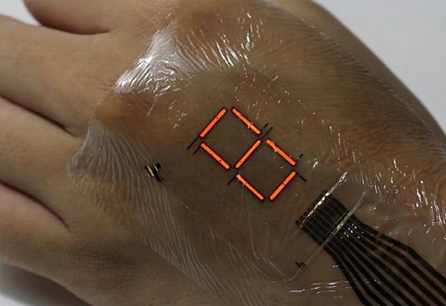 Учени от Токийския университет създадоха ново поколение електронна кожа, която свети