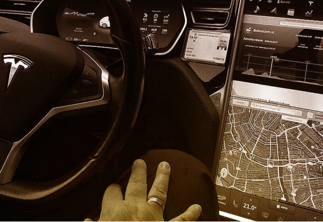 Мога и без ръце - но дали автопилотът на Tesla го може?