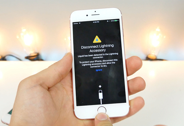 iOS 10 ще дойде с функция за предупреждение за открита течност в Lightning порта