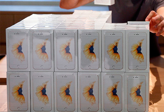 Apple съобщи, че е продала над един милиард броя iPhone от 2007 г. насам