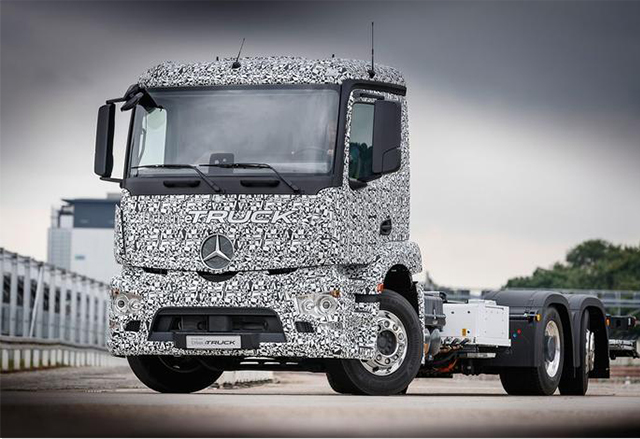 Mercedes-Benz и Daimler Trucks представиха прототип на електрически товарен камион, наречен Urban eTruc