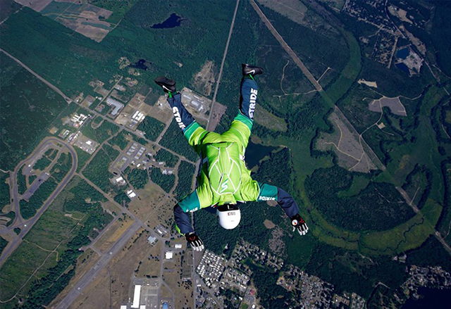 Скайдайвърът Люк Айкинс скочи от 7.6 км височина без парашут... и оцеля