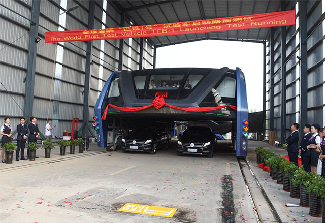 Китай тества реален прототип на градски автобус, под който могат да преминават автомобили