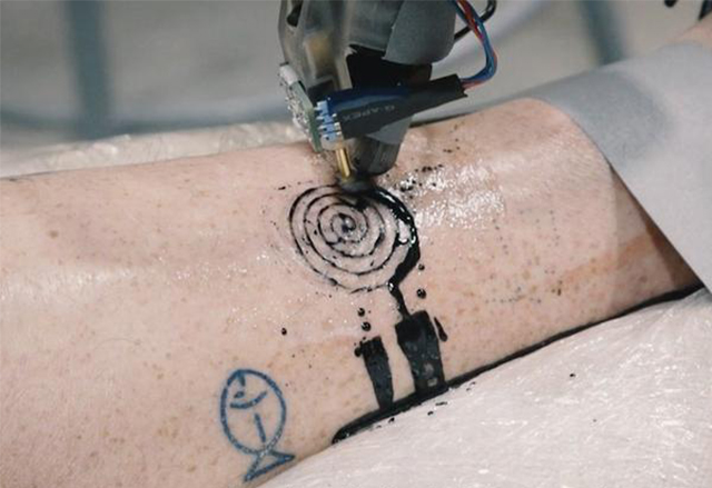 Френски дизайнери създадоха първия в света робот за правене на татуировки