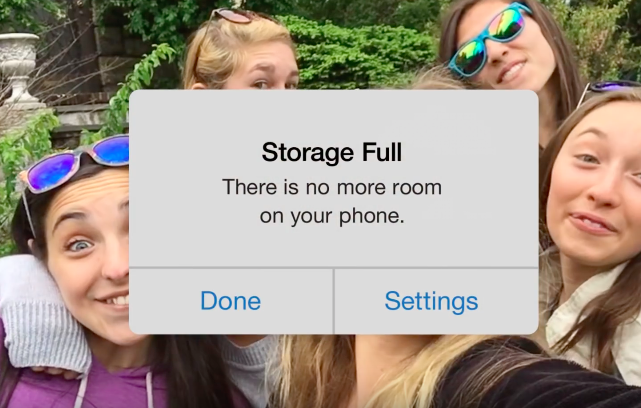 Новата реклама на Google Photos атакува 16 GB iPhone