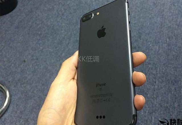 Нови снимки на iPhone 7 Plus в черно потвърждават наличието на смарт конектор