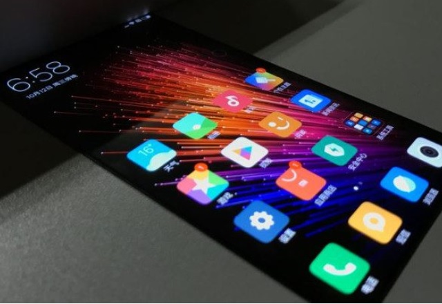 Изтекоха снимки на сгъваемия телефон на Xiaomi 