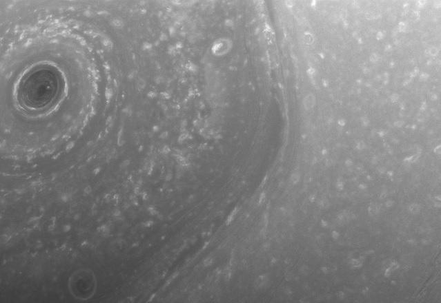 Cassini изпрати първите снимки от новата си орбита около Сатурн