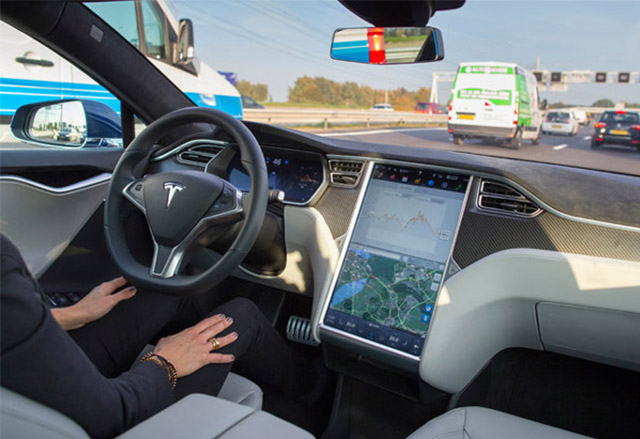 Илон Мъск: 1000 Tesla автомобила получиха обновения софтуер за автономно управление