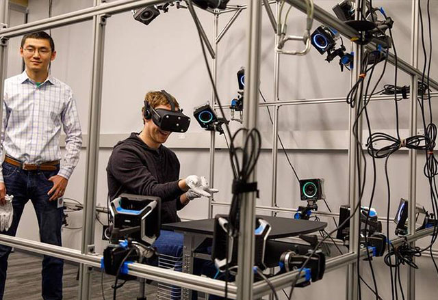 Марк Зукърбърг лично тества прототип на VR ръкавици за Oculus Rift