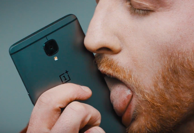 OnePlus отново пусна странна реклама, този път хора облизват телефони