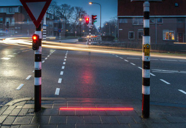 Светофари предупреждават зависимите от мобилните устройства пешеходци