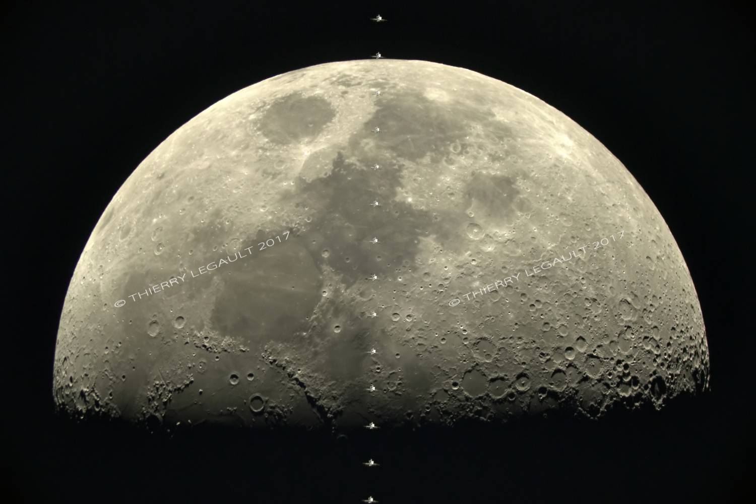 Фотоапарат α7s на Sony засне движението на Международната космическа станция на фона на Луната 
