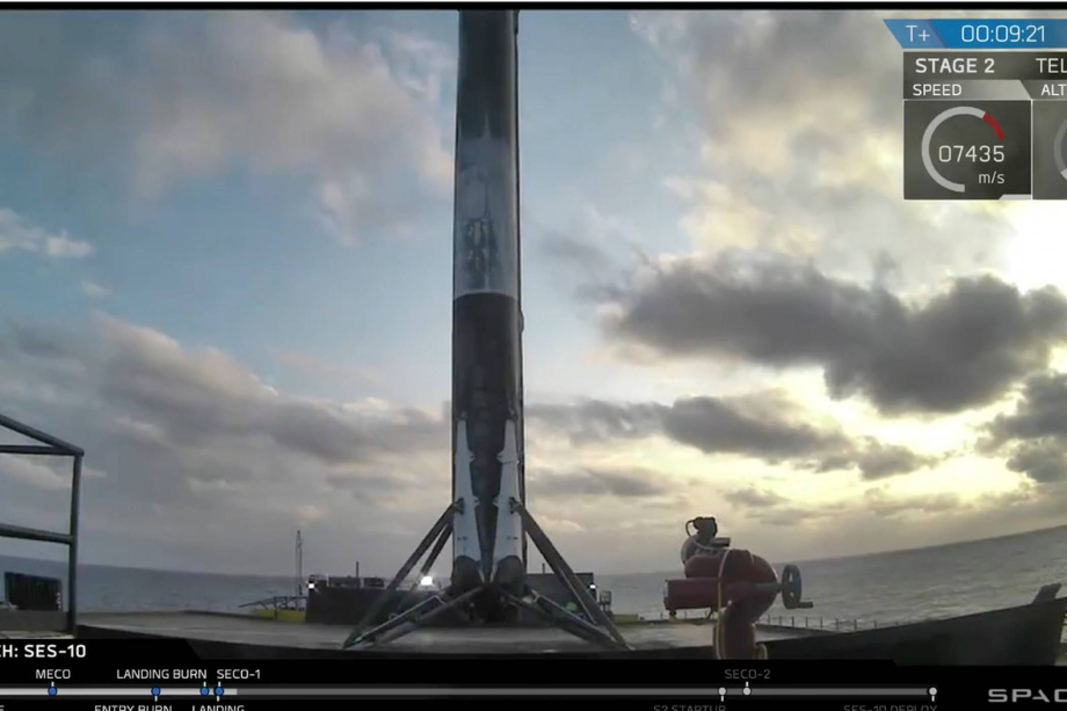 SpaceX влезе в историята с успешно приземяване на използвана ракета