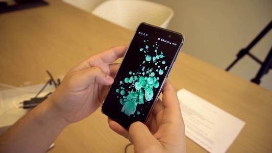 Разопаковаме U Play - малкия красавец на HTC (Видео)