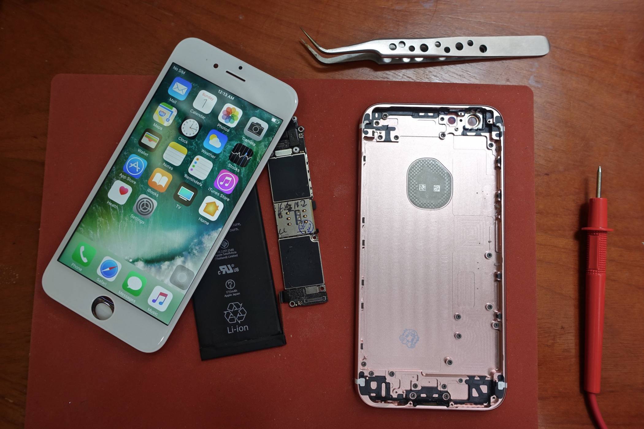 Ето как този човек си сглоби iPhone 6s с купени от китайски пазар части