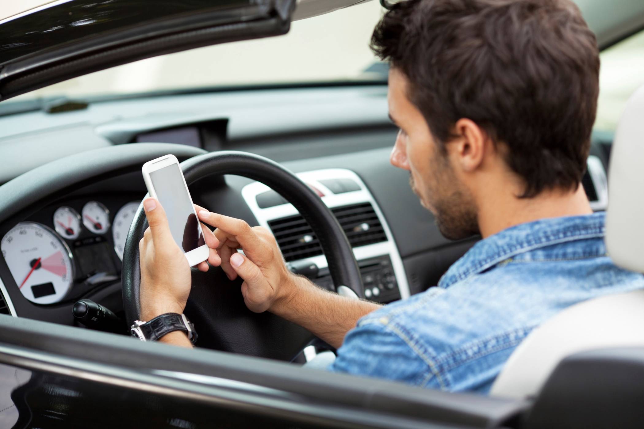 Телефон зад волана: проклятие, което засяга почти всички шофьори