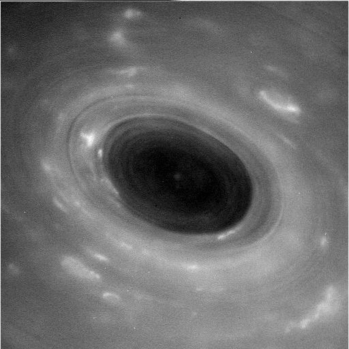 "Касини" ни изпрати внушителни кадри от ураган на Сатурн