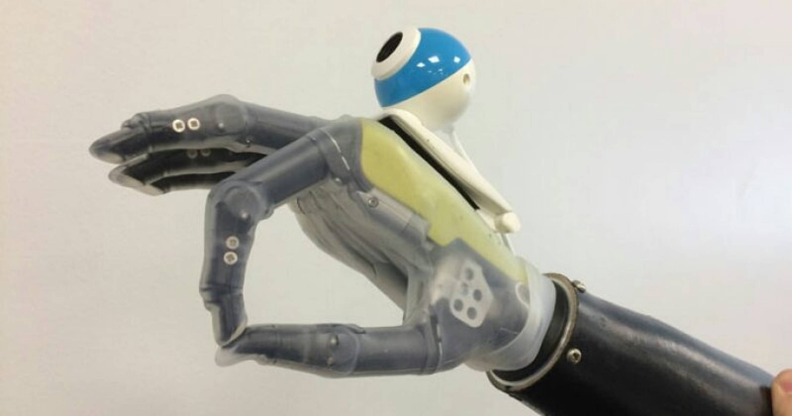 Бионична ръка усеща и улавя предмети около нея