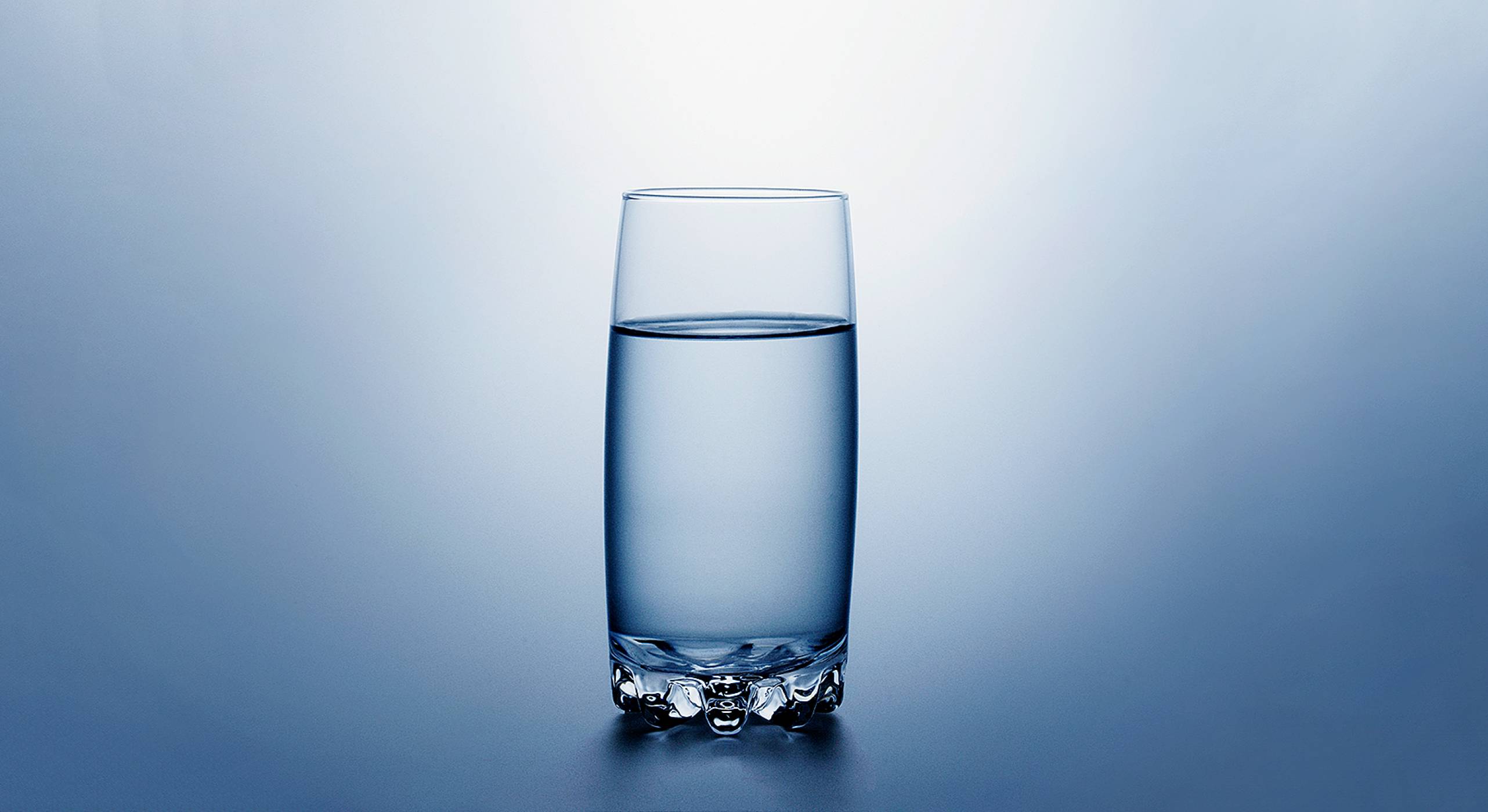 Протиевая вода. Стакан воды. Бокалы для воды. Красивые стаканы для воды. Стакан чистой воды.