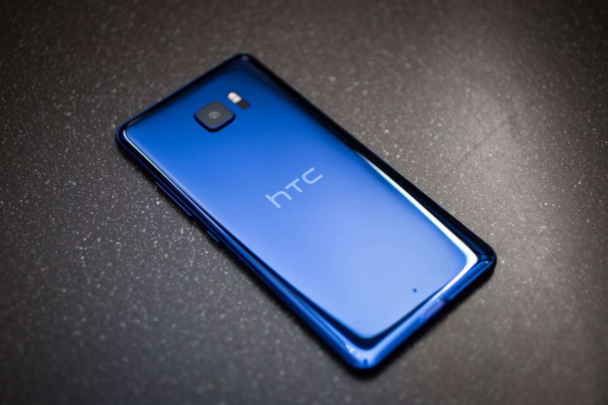 Вече знаем всичко за новия HTC U11: чувствителна на натиск рамка, Snapdragon 835, 6 GB и още (видео)
