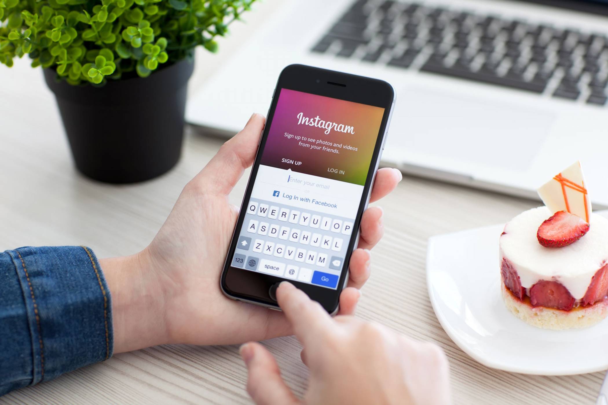 Instagram пуска Story Search за хаштагове и локации два месеца след Snapchat
