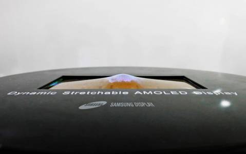 Вижте как „живият“ OLED дисплей на Samsung се огъва, без да се счупи