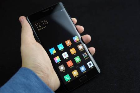 Xiaomi Mi Note 3 ще е с извит дисплей, потвърди нова снимка