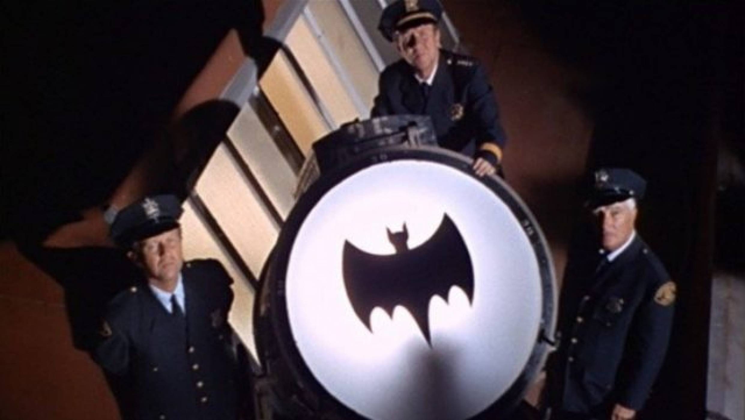 Сигналът на Батман се появи над Лос Анджелис в чест на Адам Уест