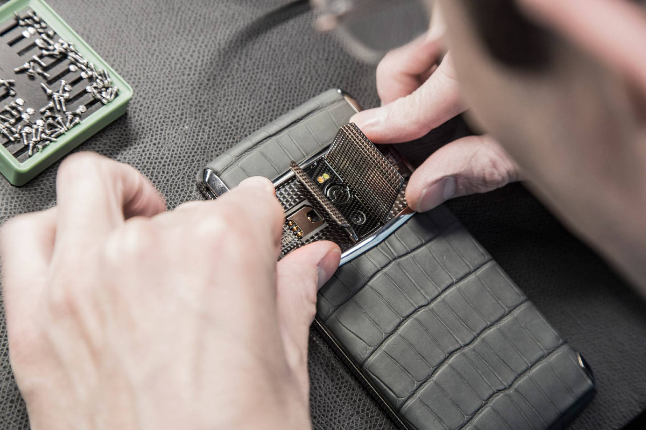 Vertu и TCL ще произвеждат висококачествени и изключително скъпи смартфони