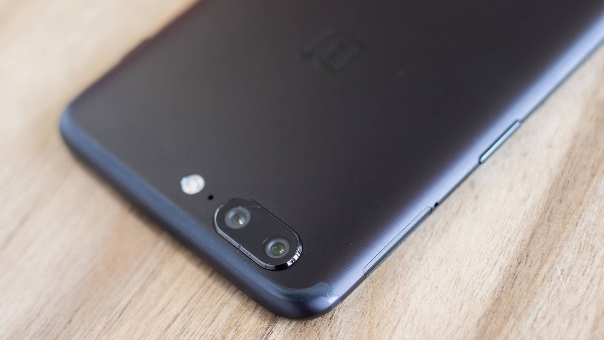 Водещ софтуерен инженер на Google за мамещия OnePlus 5: Безсмислено и глупаво е