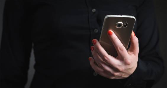 Приложението Samsung Walk Mode иска да спрете да ползвате телефона си