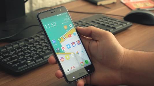 HTC U11 - флагман за стискане (видео ревю)