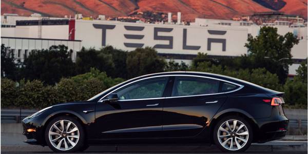 Илон Мъск показа снимки на първата производствена Tesla Model 3